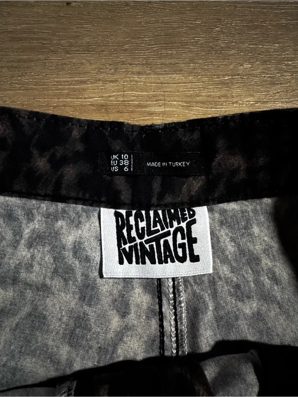 Reclaimed Vintage dark leopard print barrel leg pants - Picture 4 of 5
